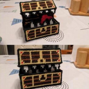 Mimic chest plastic canvas box cross stitch pattern - Finished work by our customers from social networks. Many thanks for this photo. #smasterilli #crossstitch #crossstitchpattern #halloweencrossstitch #halloweengift #plasticcanvas #mimicchest #teethybox