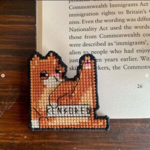 Red cat bookmark cross stitch pattern PDF #smasterilli #crossstitch #crossstitchpattern #bookmarkcrossstitch #plasticcanvas #catcrossstitch #easycrossstitch #tinycrossstitch #cornerbookmark #cornerbookmark