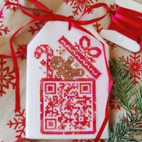 Christmas QR code ornament cross stitch pattern gift box #smasterilli #crossstitch #crossstitchpattern #wintercrossstitch #christmascrossstitch #qrcode