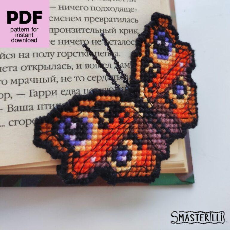 Butterfly corner bookmark cross stitch pattern and tutorial for plastic canvas PDF by Smasterilli. Digital cross stitch pattern for instant download. easy cross stitch for beginners. Plastic Canvas Project. Book Lover's Craft #smasterilli #crossstitch #crossstitchpattern #bookmarkcrossstitch #plasticcanvas #easycrossstitch #tinycrossstitch #butterflycrossstitch