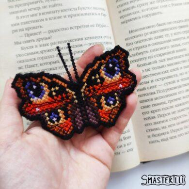 Butterfly corner bookmark cross stitch pattern and tutorial for plastic canvas PDF by Smasterilli. Digital cross stitch pattern for instant download. easy cross stitch for beginners. Plastic Canvas Project. Book Lover's Craft #smasterilli #crossstitch #crossstitchpattern #bookmarkcrossstitch #plasticcanvas #easycrossstitch #tinycrossstitch #butterflycrossstitch