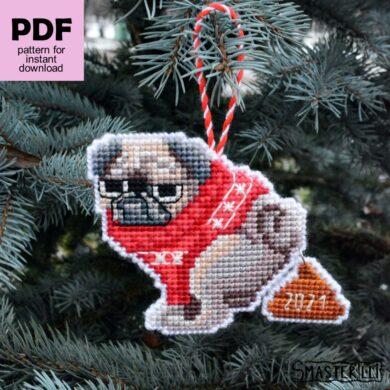 Christmas pooping pug cross stitch pattern for plastic canvas. Pattern and detailed tutorial with photos and instructions for creation christmas gift by Smasterilli. Christmas handmade crafts. Plastic Canvas Project #smasterilli #crossstitch #crossstitchpattern #wintercrossstitch #christmascrossstitch #plasticcanvas