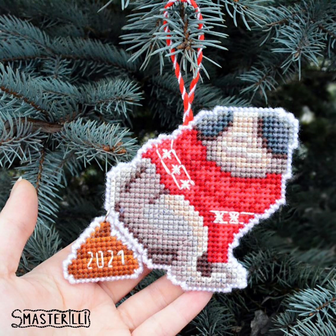 Christmas pooping pug cross stitch pattern for plastic canvas. Pattern and detailed tutorial with photos and instructions for creation christmas gift by Smasterilli. Christmas handmade crafts. Plastic Canvas Project #smasterilli #crossstitch #crossstitchpattern #wintercrossstitch #christmascrossstitch #plasticcanvas