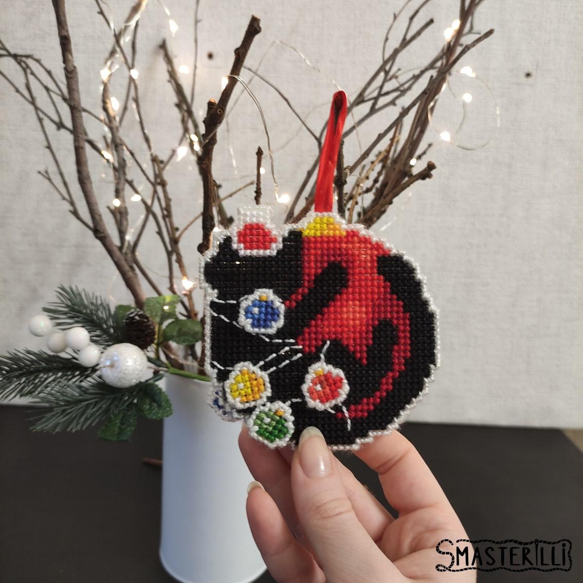 Cat on Christmas ball cross stitch pattern for plastic canvas decoration. Pattern and detailed tutorial with photos and instructions for creation christmas giftby Smasterilli. Digital cross stitch pattern for instant download. easy cross stitch for beginners. Cat Lover's Gift idea for handmade craft. Christmas handmade crafts. Plastic Canvas Project #smasterilli #crossstitch #crossstitchpattern #wintercrossstitch #christmascrossstitch #plasticcanvas