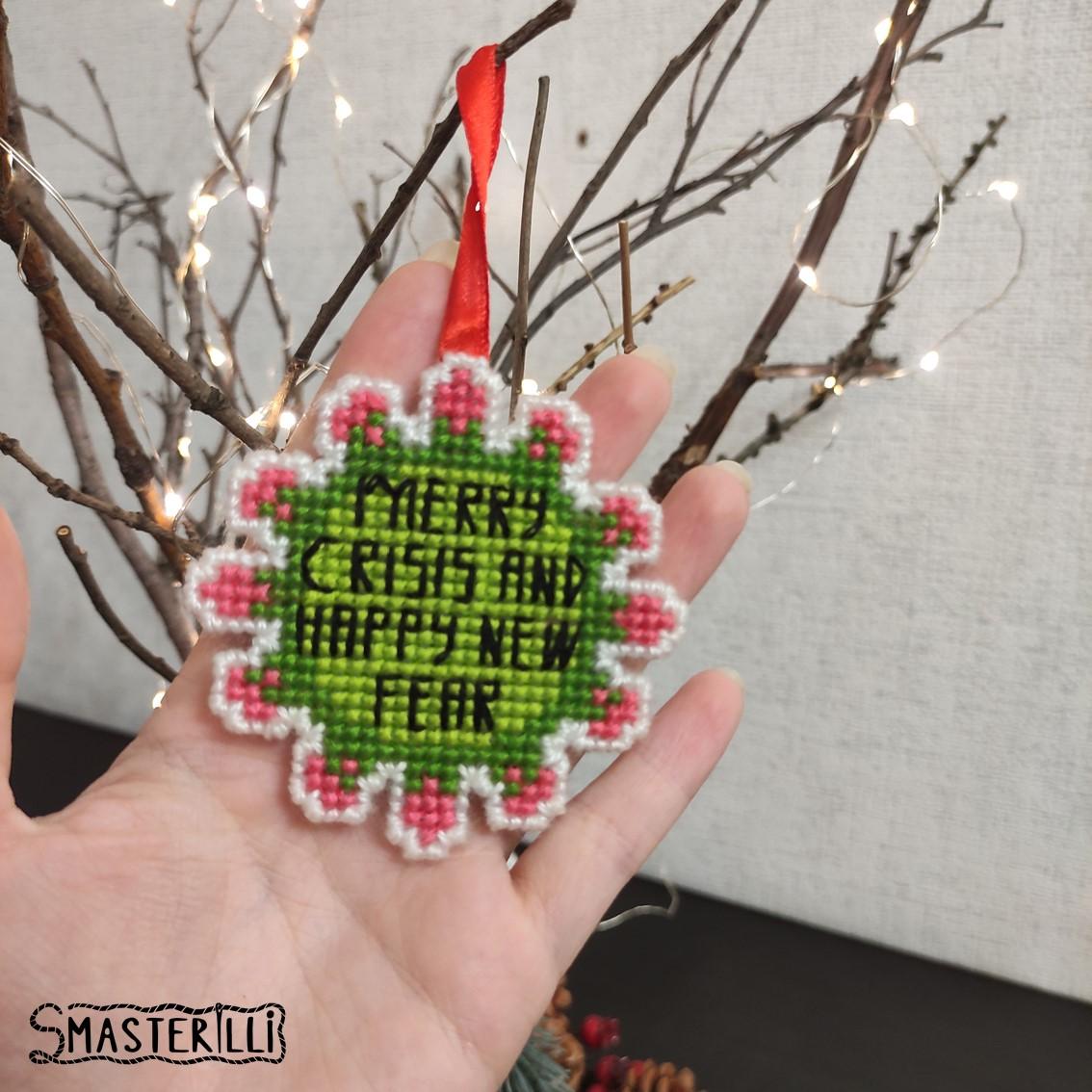Covid snowflake cross stitch pattern PDF by Smasterilli, funny snowflake pattern and tutorial for plastic canvas. Digital cross stitch pattern for instant download. easy cross stitch for beginners. Christmas handmade crafts. Plastic Canvas Project #smasterilli #crossstitch #crossstitchpattern #wintercrossstitch #christmascrossstitch #plasticcanvas #covidchristmas #covidcraft