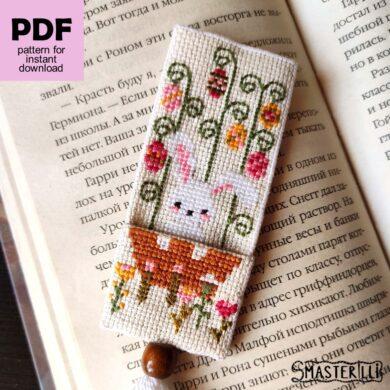 Bookmark with easter bunny in basket. Easy cross stitch pattern and tutorial for beginners. Digital cross stitch pattern for instant download. Digital cross stitch pattern for instant download. easy cross stitch for beginners #smasterilli #crossstitch #crossstitchpattern #easycrossstitch #tinycrossstitch #eastercrossstitch #easterbunny