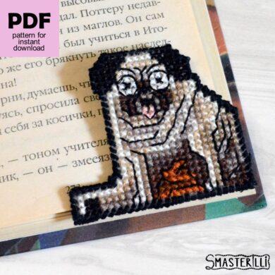 Fat pug corner cross stitch bookmark: pattern and tutorial for plastic canvas PDF by Smasterilli. Digital cross stitch pattern for instant download. Plastic Canvas Project. Book Lover's Craft #smasterilli #crossstitch #crossstitchpattern #bookmarkcrossstitch #plasticcanvas #easycrossstitch #tinycrossstitch #pug #dogcrosstitch #cornerbookmark