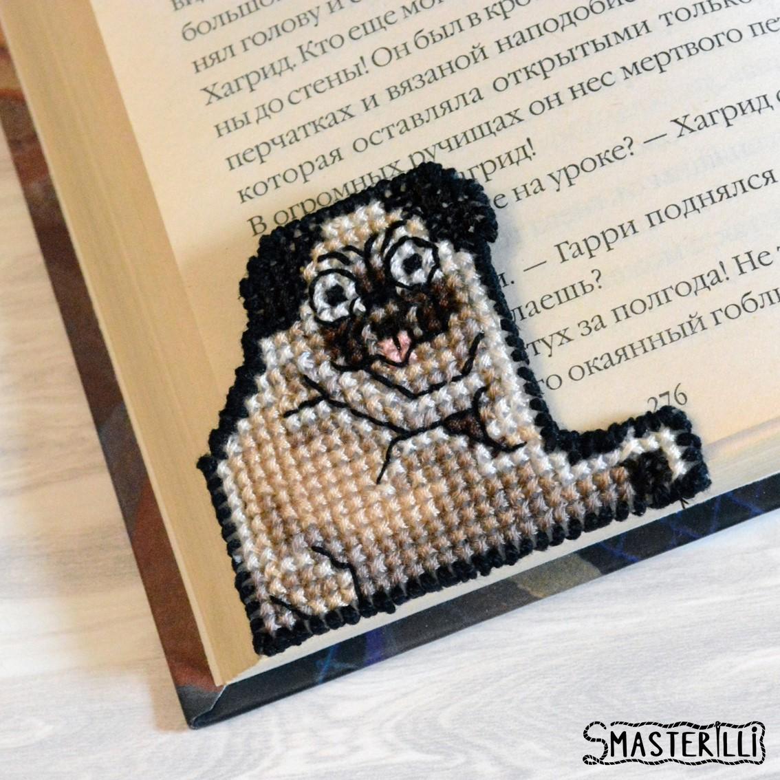 Fat pug corner cross stitch bookmark: pattern and tutorial for plastic canvas PDF by Smasterilli. Digital cross stitch pattern for instant download. Plastic Canvas Project. Book Lover's Craft