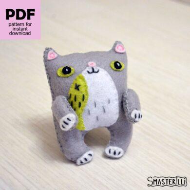 Cute baby cat felt pattern and tutorial with photos and instructions, small toy for beginners. Digital cross stitch pattern for instant download. Cat Lover's Gift idea for handmade craft. Felt craft design, sewing for beginners. #smasterilli #feltpattern #sewingpattern #feltornament #feltcraft #babycat #cat #feltcat
