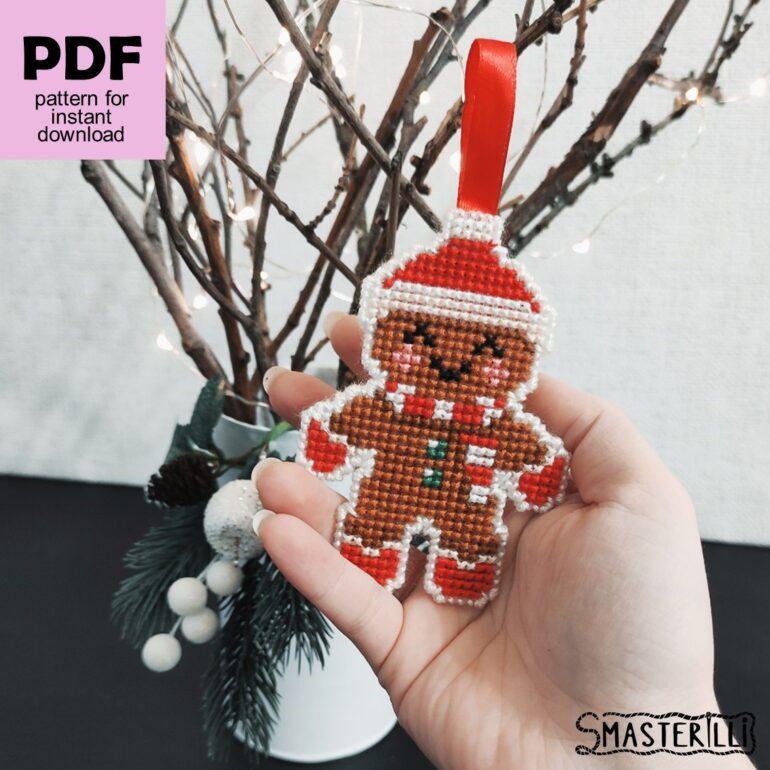 Gingerbread man cross stitch pattern for plastic canvas. Detailed tutorial with photos and instructions for creation christmas gift. Digital cross stitch pattern for instant download. Christmas handmade crafts. Plastic Canvas Project #smasterilli #crossstitch #crossstitchpattern #wintercrossstitch #christmascrossstitch #plasticcanvas #easycrossstitch #tinycrossstitch