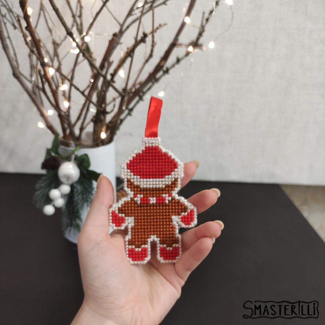 Gingerbread man cross stitch pattern for plastic canvas. Detailed tutorial with photos and instructions for creation christmas gift. Digital cross stitch pattern for instant download. Christmas handmade crafts. Plastic Canvas Project #smasterilli #crossstitch #crossstitchpattern #wintercrossstitch #christmascrossstitch #plasticcanvas #easycrossstitch #tinycrossstitch