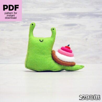 garden snail felt sewing pattern PDF and tutorial with photos and instructions, cute green slime stuffed toy for DIY, kawaii felt gift for mom and child. Digital cross stitch pattern for instant download. Felt craft design, sewing for beginners. #smasterilli #feltpattern #sewingpattern #feltornament #feltcraft #snail #feltanimals