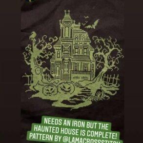 Halloween haunted house cross stitch pattern by Smasterilli #smasterilli #crossstitch #crossstitchpattern #halloweencrossstitch #halloweengift #hauntedhouse #gothiccrossstitch
