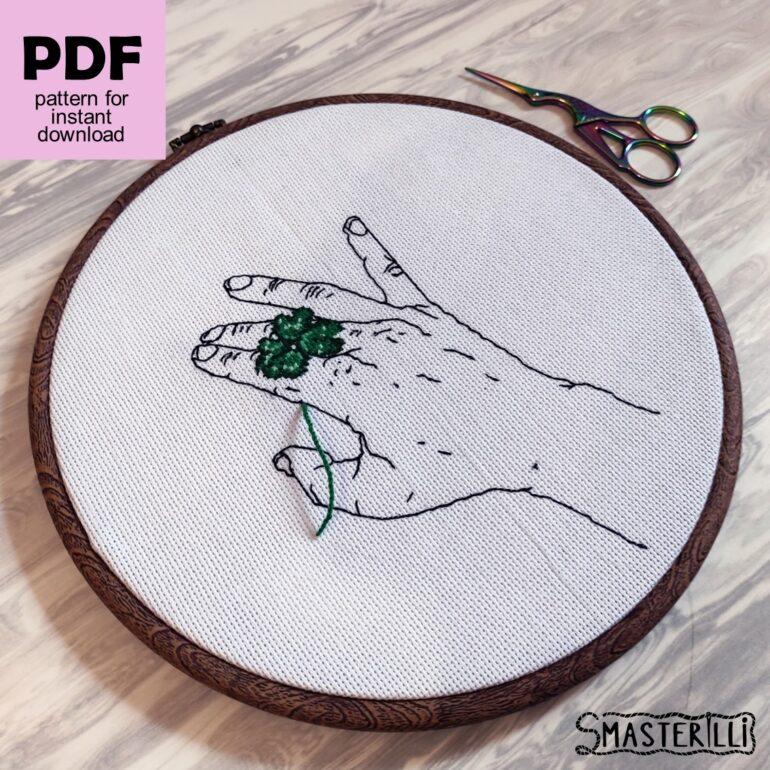 hand with clover cross stitch pattern PDF by Smasterilli. Digital cross stitch pattern for instant download. St.patrick cross stitch pattern and easy to make gift idea. #smasterilli #crossstitch #crossstitchpattern #stpatrickdaygift #handcrossstitch #handwithflower