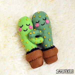 Felt cactus pattern & tutorial PDF for instant download. DIY felt cactus sewing pattern, easy stuffed felties for Valentine’s day gift. Two hugging cacti felt ornament for instant download. Pattern and tutorial by Smasterilli. Felt craft design, sewing for beginners. #smasterilli #feltpattern #sewingpattern #feltornament #feltcraft