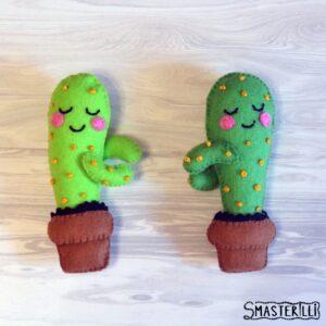 Felt cactus pattern & tutorial PDF for instant download. DIY felt cactus sewing pattern, easy stuffed felties for Valentine’s day gift. Two hugging cacti felt ornament for instant download. Pattern and tutorial by Smasterilli. Felt craft design, sewing for beginners. #smasterilli #feltpattern #sewingpattern #feltornament #feltcraft #