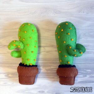 Felt cactus pattern & tutorial PDF for instant download. DIY felt cactus sewing pattern, easy stuffed felties for Valentine’s day gift. Two hugging cacti felt ornament for instant download. Pattern and tutorial by Smasterilli. Felt craft design, sewing for beginners. #smasterilli #feltpattern #sewingpattern #feltornament #feltcraft #