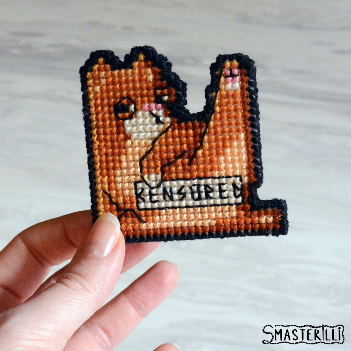 Orange tabby cat corner cross stitch bookmark: pattern and tutorial for plastic canvas PDF by Smasterilli. Digital cross stitch pattern for instant download. Cat Lover's Gift idea for handmade craft. Plastic Canvas Project. Book Lover's Craft