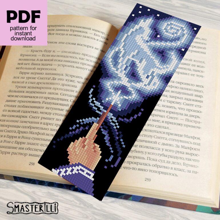 Magic wolf patronus bookmark cross stitch pattern PDF by Smasterilli. Digital cross stitch pattern for instant download. easy cross stitch for beginners. Book Lover's Craft #smasterilli #crossstitch #crossstitchpattern #bookmarkcrossstitch #patronus #wolfcrossstitch