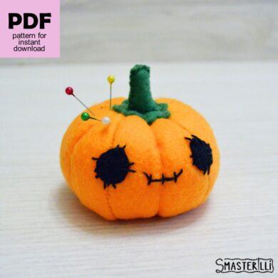 Cute pumpkin pincushion felt pattern by Smasterilli, felt food ornaments, pattern and tutorial with photos and instructions. Digital cross stitch pattern for instant download. Felt craft design, sewing for beginners. #smasterilli #feltpattern #sewingpattern #feltornament #feltcraft #pumpkin #halloweenfeltornament