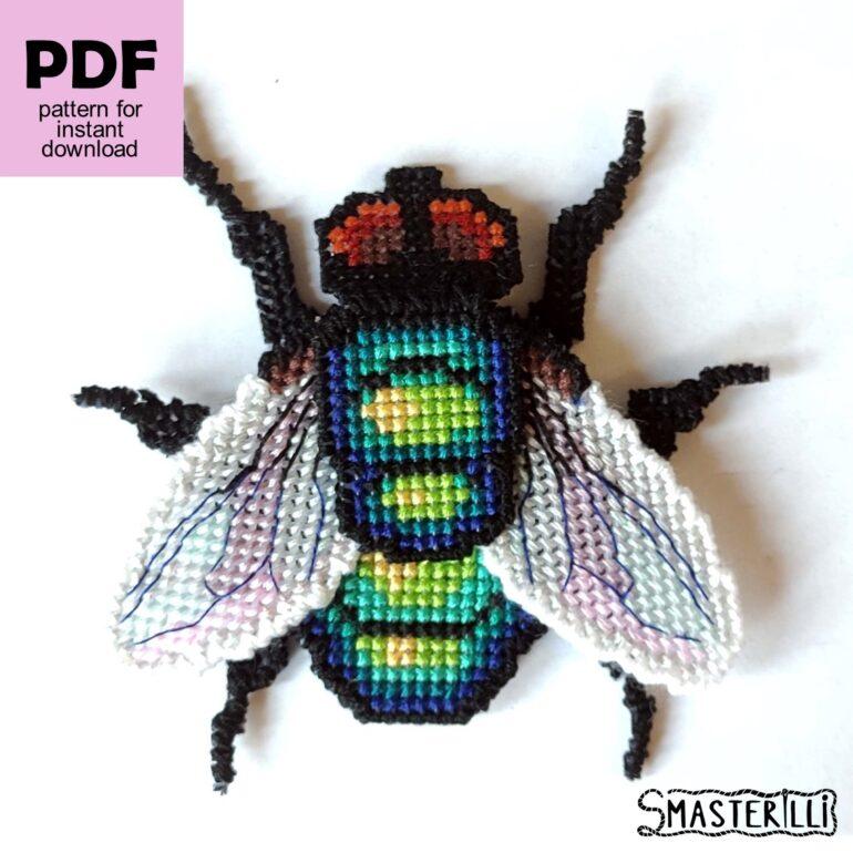 Realistic fly cross stitch pattern PDF for plastic canvas and tutorial. Digital cross stitch pattern for instant download. Plastic Canvas Project #smasterilli #crossstitch #crossstitchpattern #plasticcanvas #fly #insect #realisticinsect #embroidery