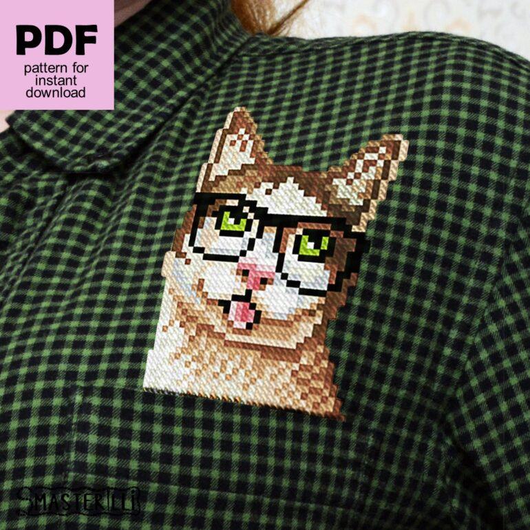 cat with glasses cross stitch pattern PDF for pocket and water soluble canvas by Smasterilli. Digital cross stitch pattern for instant download. easy cross stitch for beginners. Cat Lover's Gift idea for handmade craft #smasterilli #crossstitch #crossstitchpattern #catcrossstitch #easycrossstitch #tinycrossstitch #catwithglasses