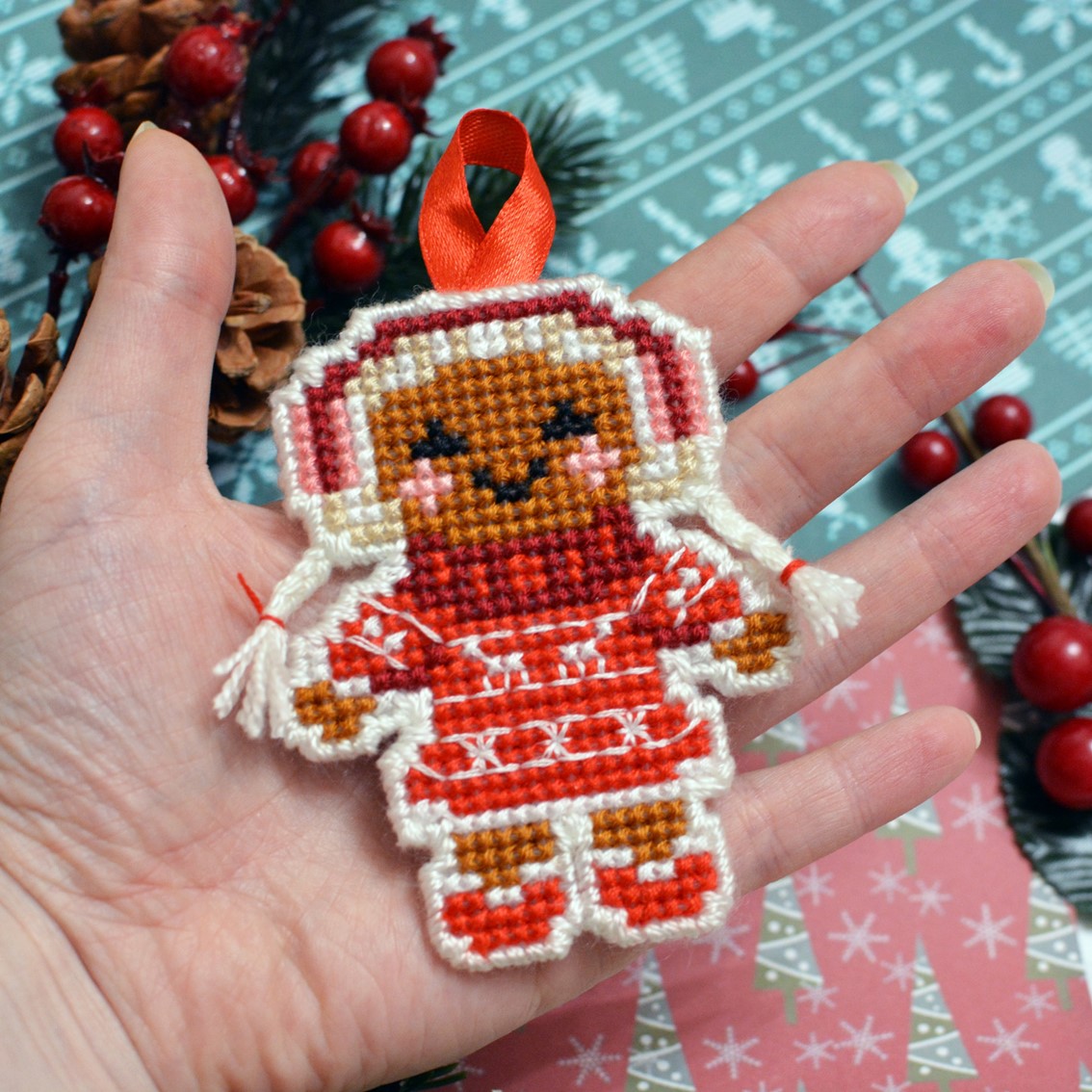 Gingerbread girl: plastic canvas pattern and tutorial for Christmas tree decoration, easy plastic canvas project for beginners, cute DIY gift idea for winter holidays. Digital cross stitch pattern by Smasterilli
